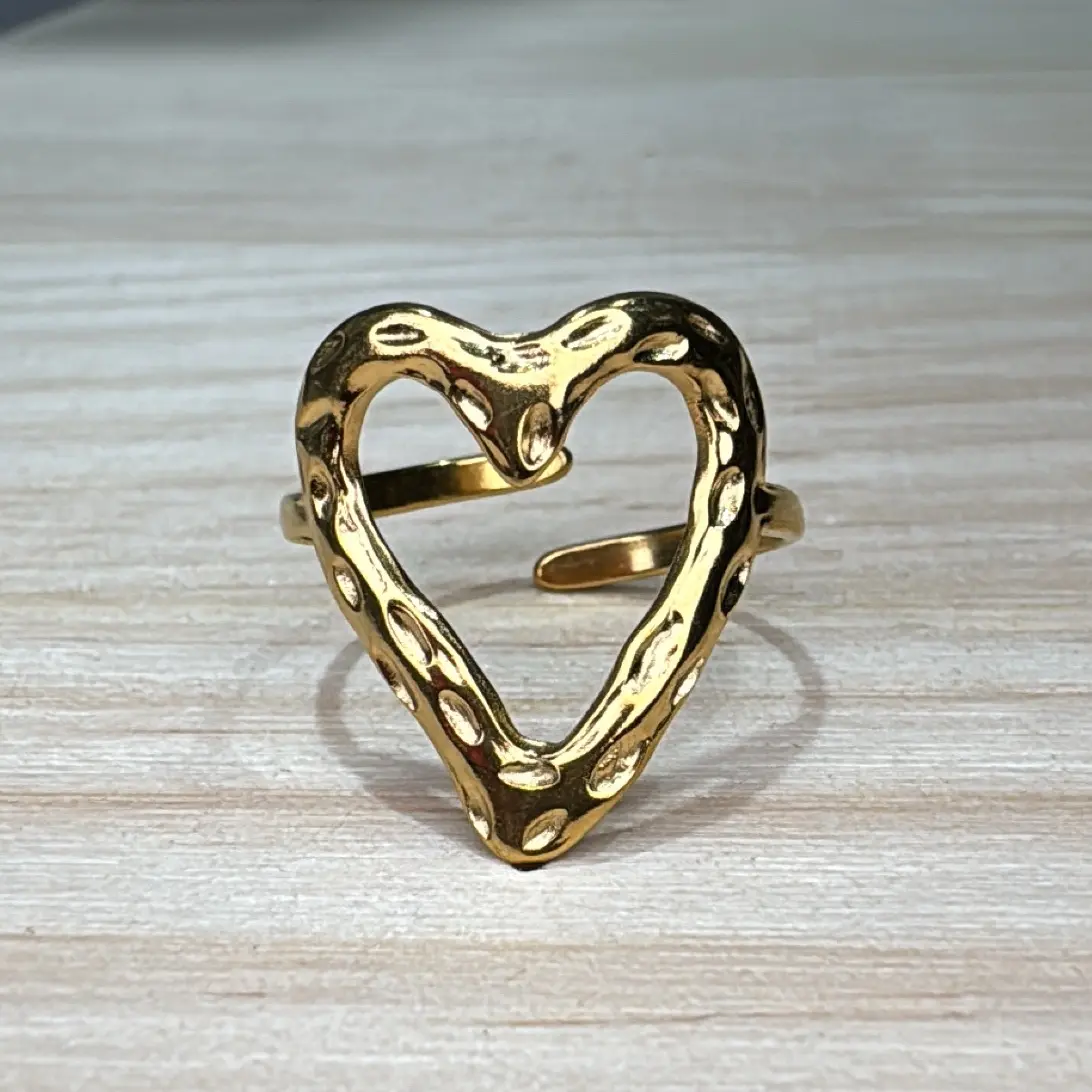 Fotografía de Anillo Corazón Martillado Gold