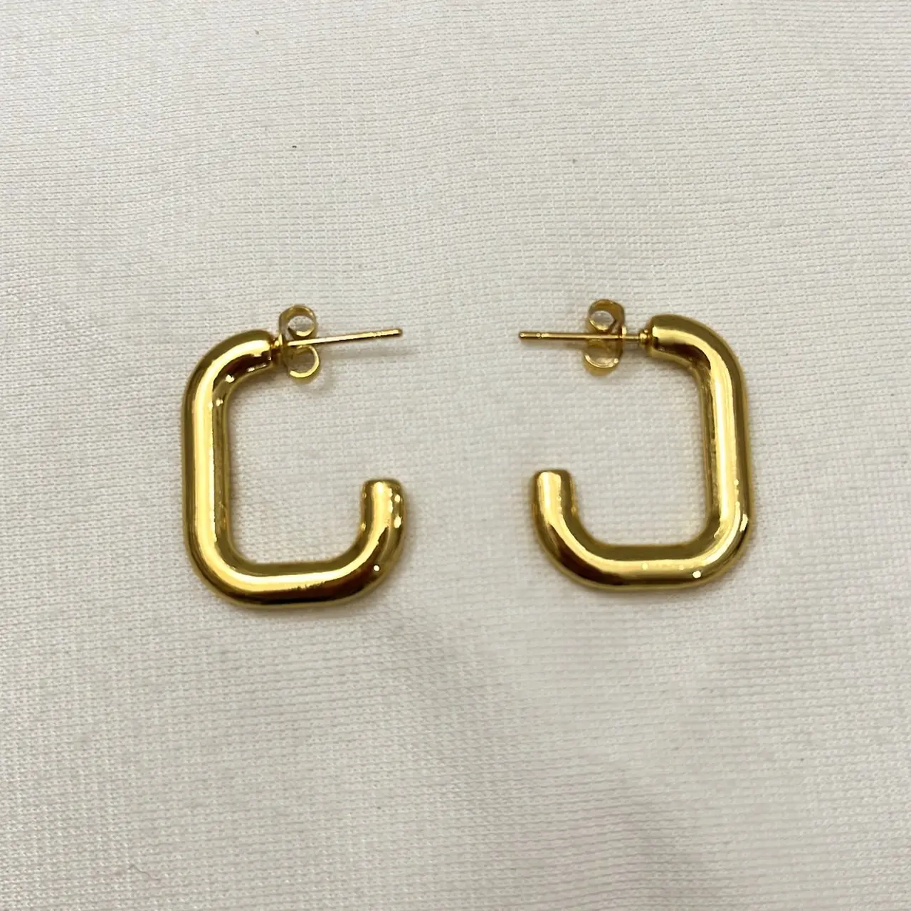 Fotografía de Arete J Rectangular Gold — Imagen 1 de 3