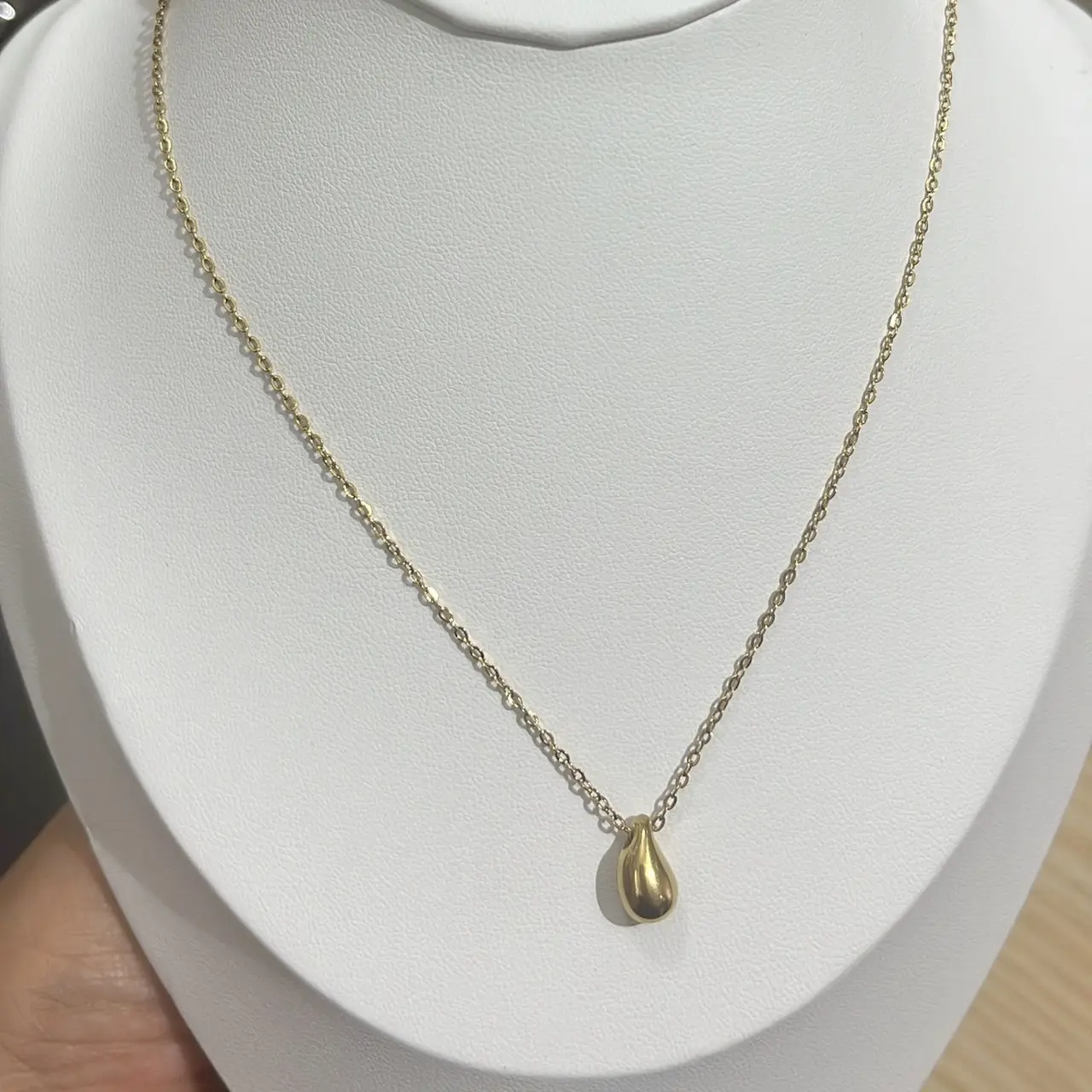 Fotografía de Collar Gota Lisa Gold