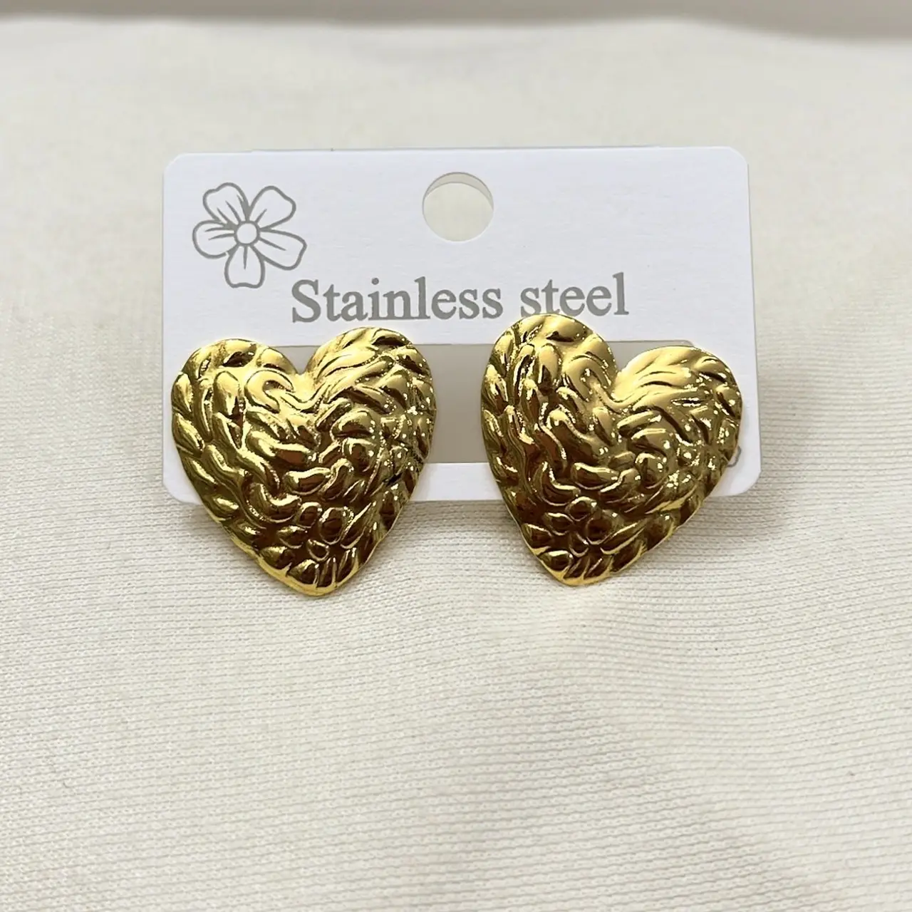 Fotografía de Arete Corazón Texturizado Gold