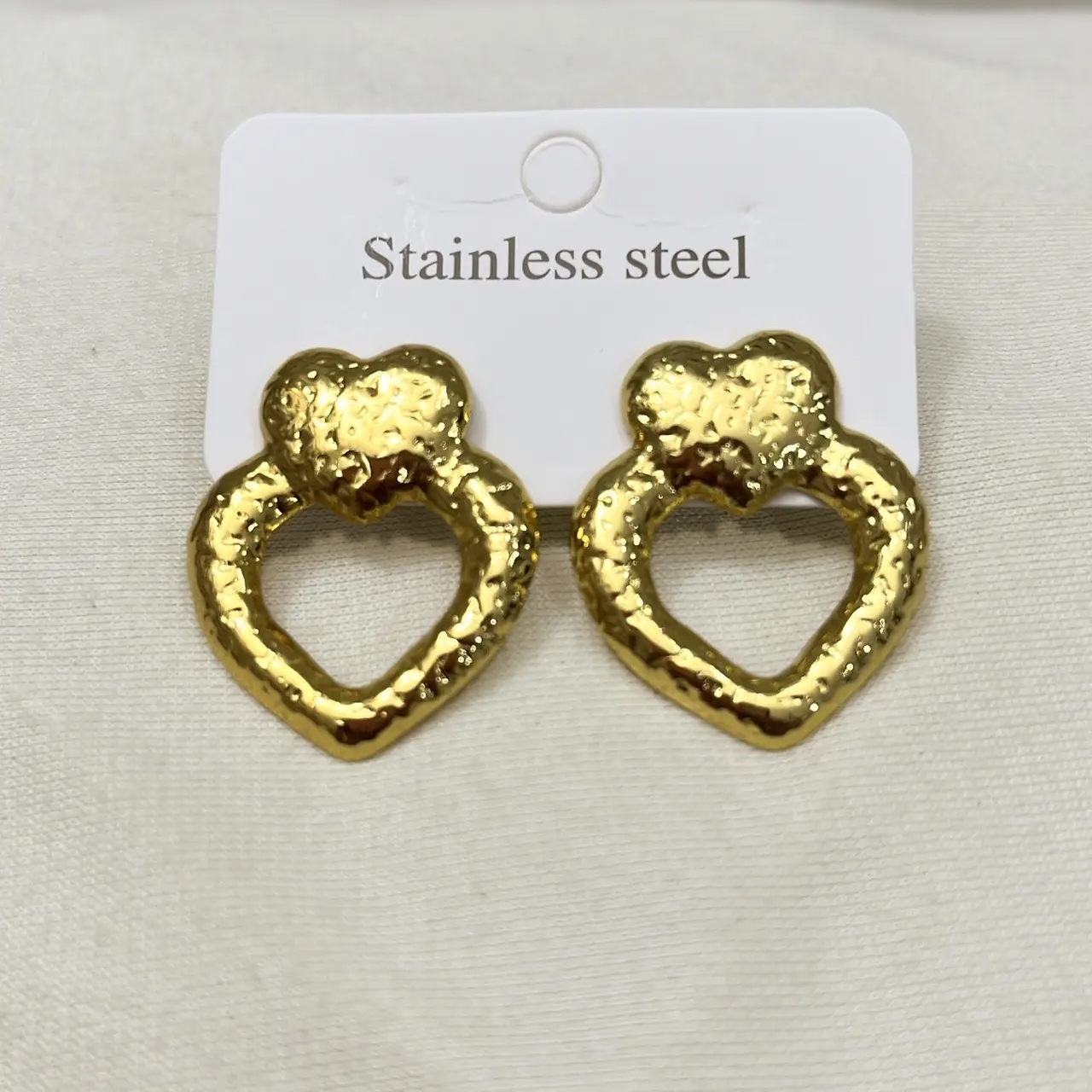 Fotografía de Arete Corazón Martillado Gold