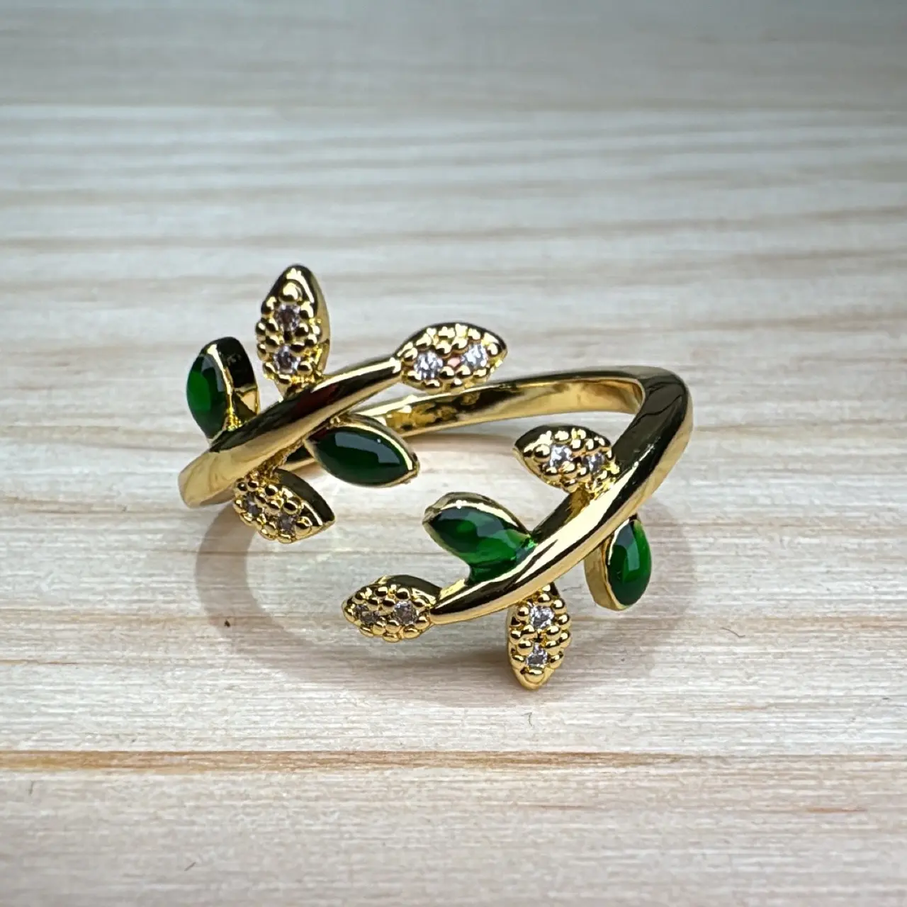 Fotografía de Anillo Hojas Esmeralda Gold