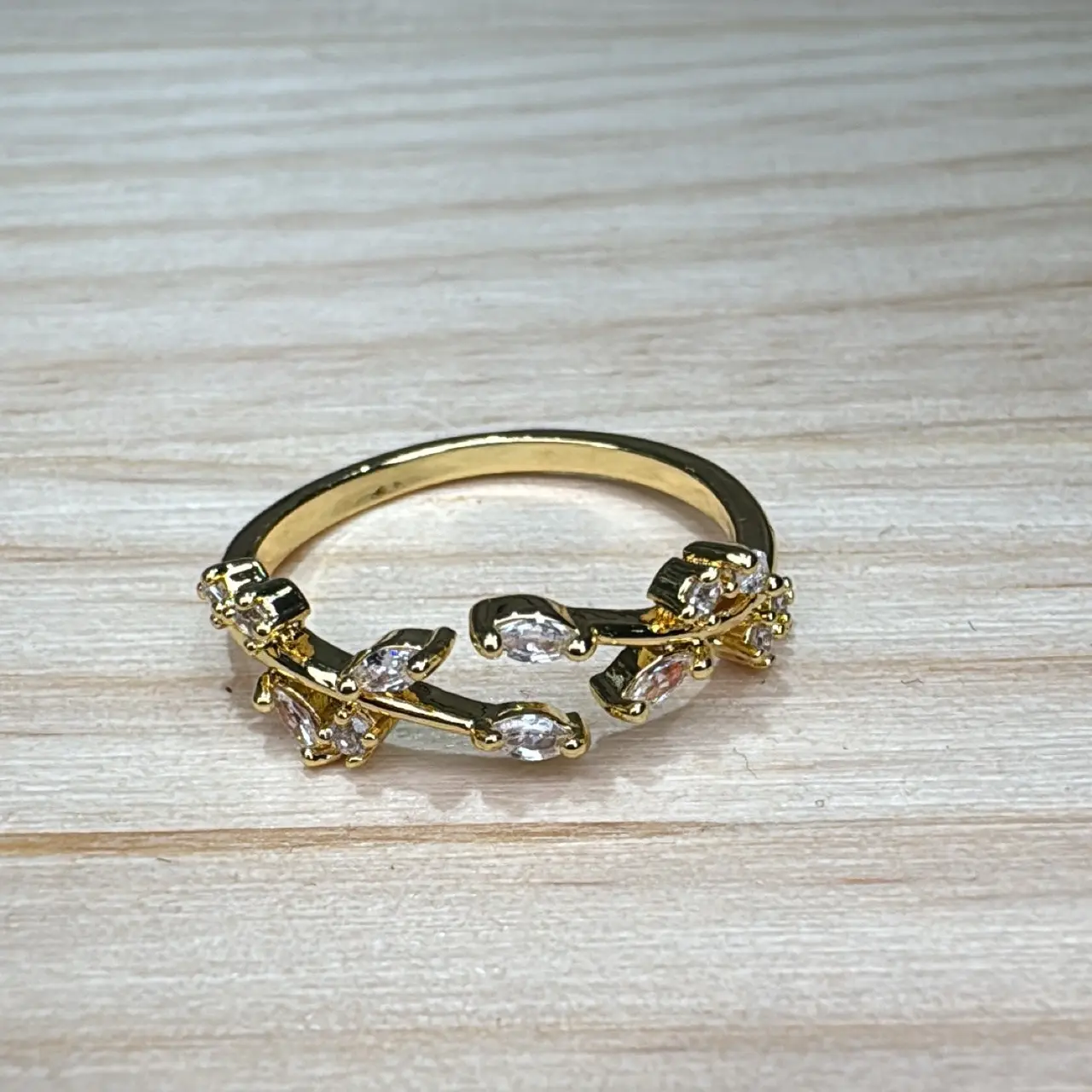 Fotografía de Anillo Ramita Circonias Gold